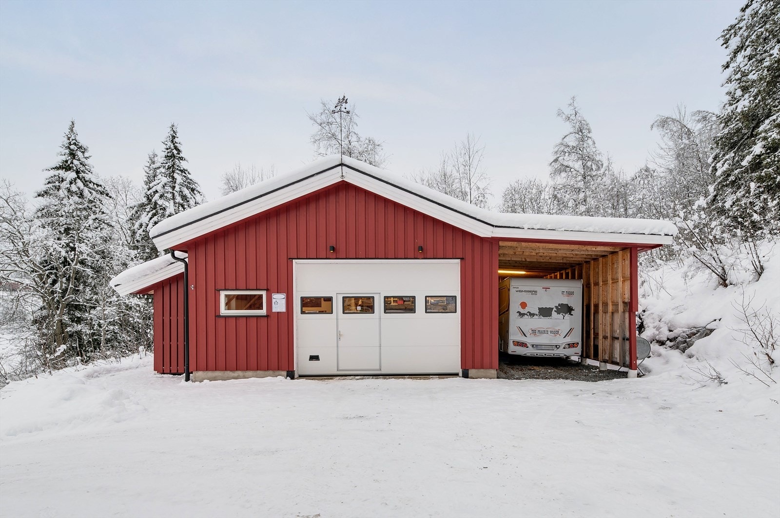 Flott fullisolert garasje/verksted med carport Galleribilde