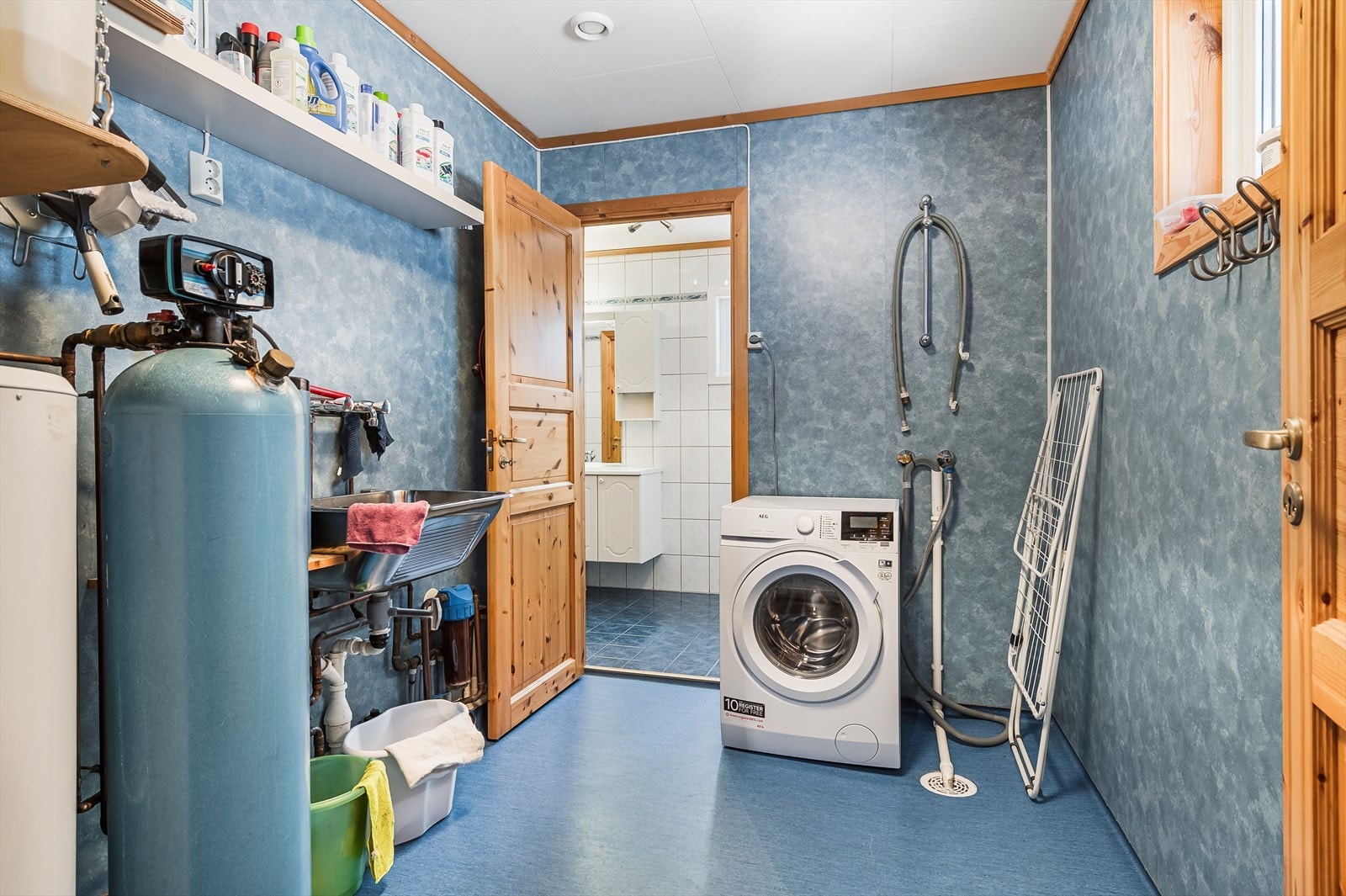 Praktisk vaskerom i tilknytting til bad Galleribilde