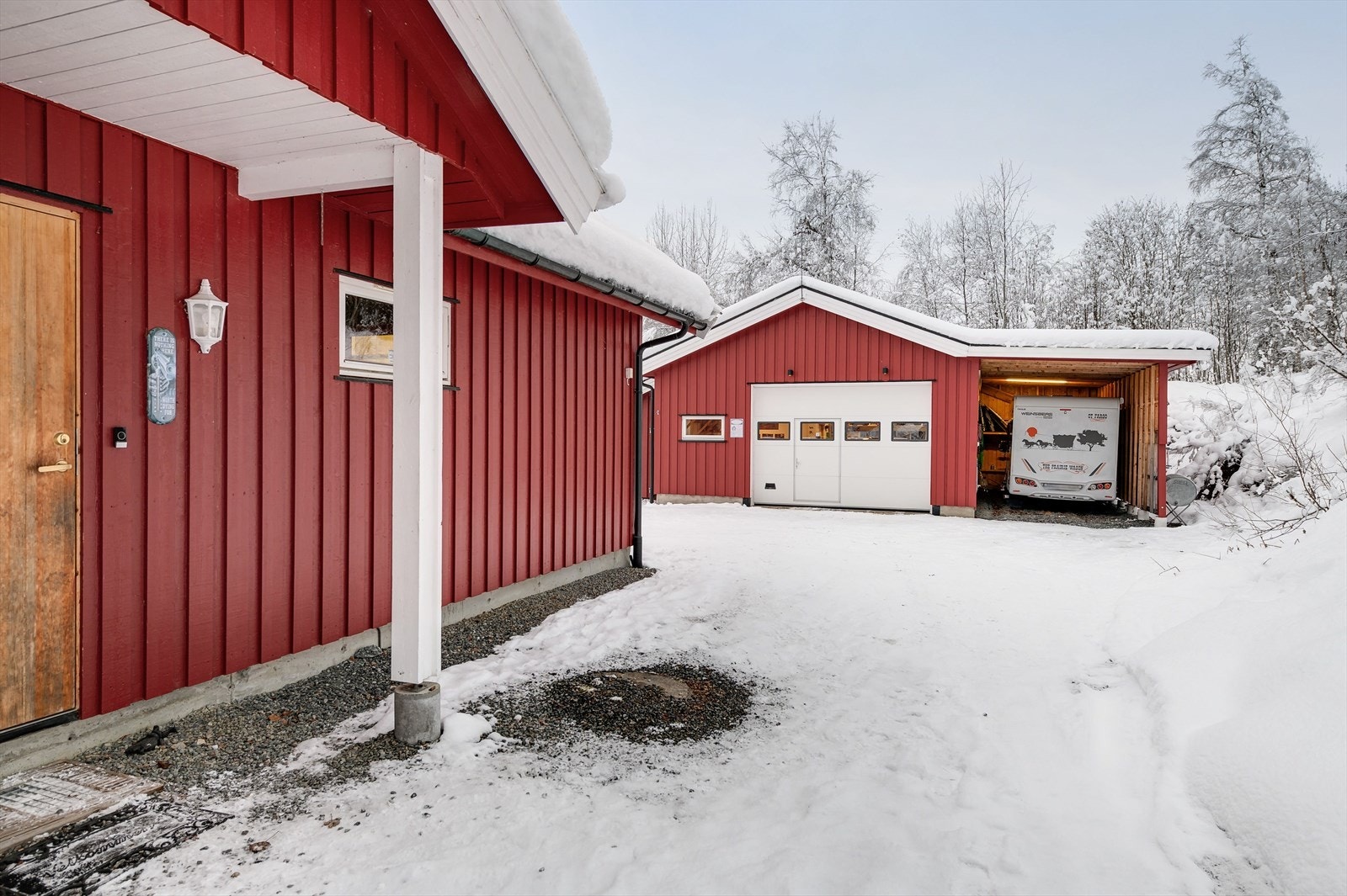 Inngangsparti og garasje med carport Galleribilde