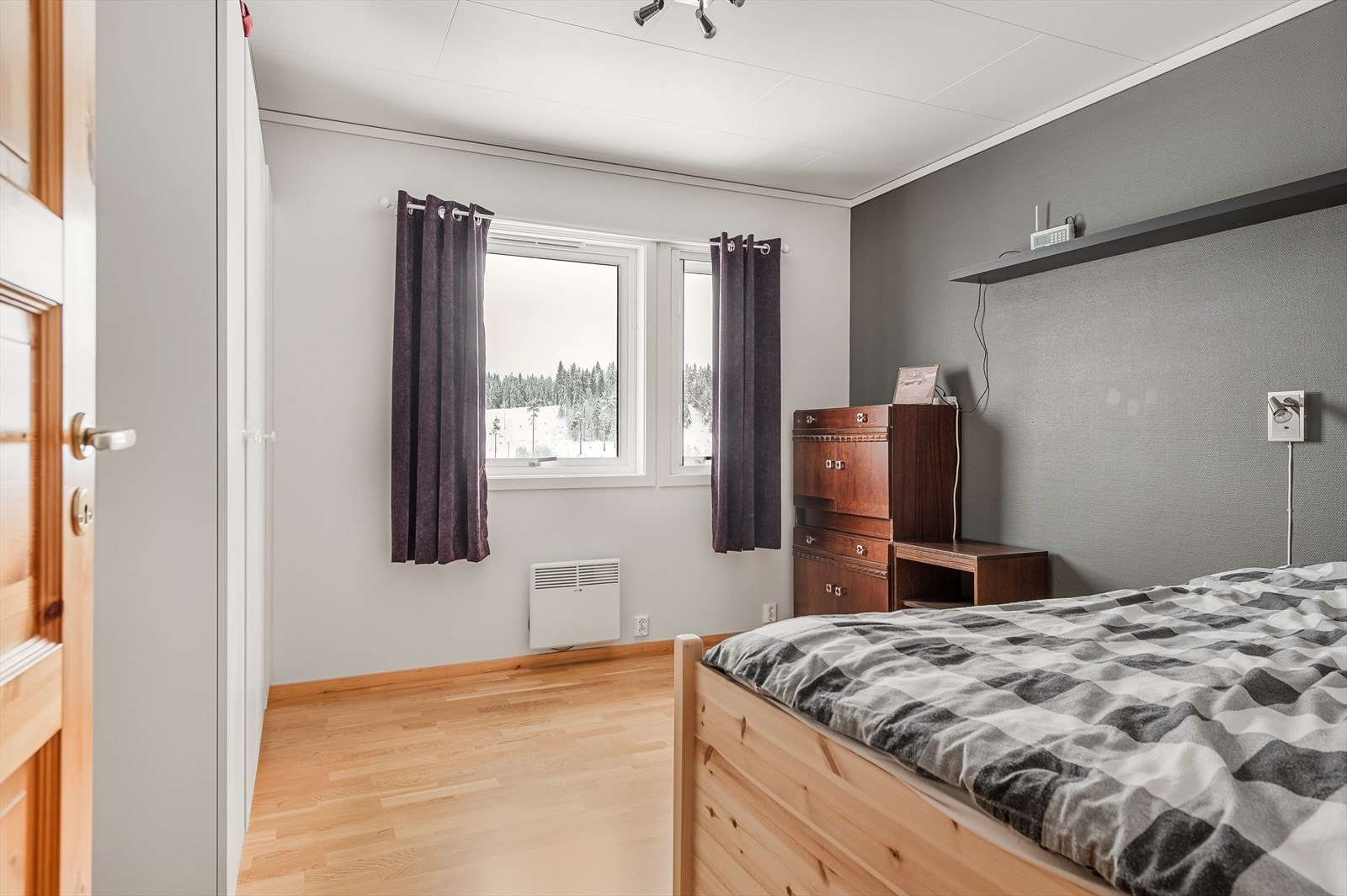 Hovedsoverom med garderobeskap Galleribilde