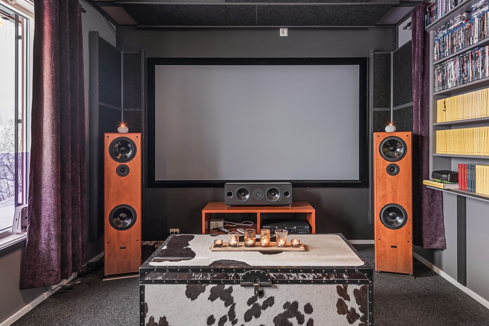 Stue med spennende hjemmekinoanlegg, rommet er godt lydisolert med akkustikkplater Galleribilde
