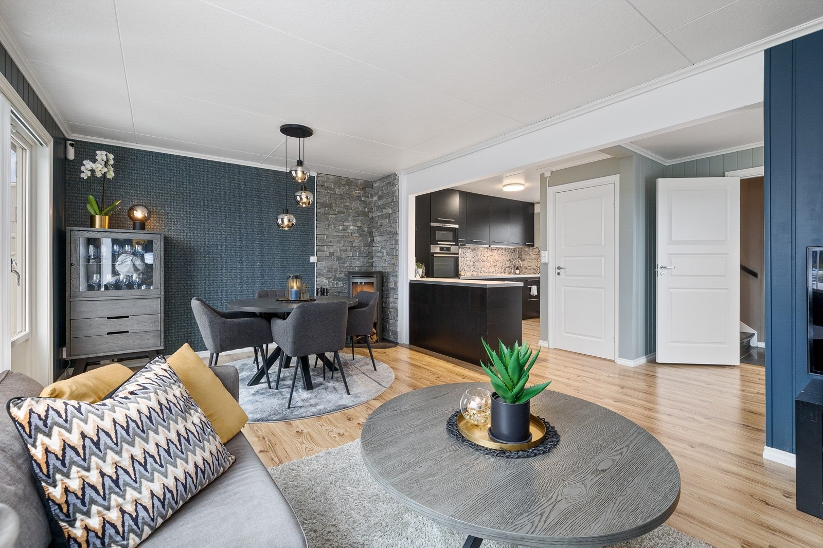 Hjemmet fremstår stilsikkert og gjennomført med god planløsning, utstrakt bruk av moderne material /fargevalg. Galleribilde