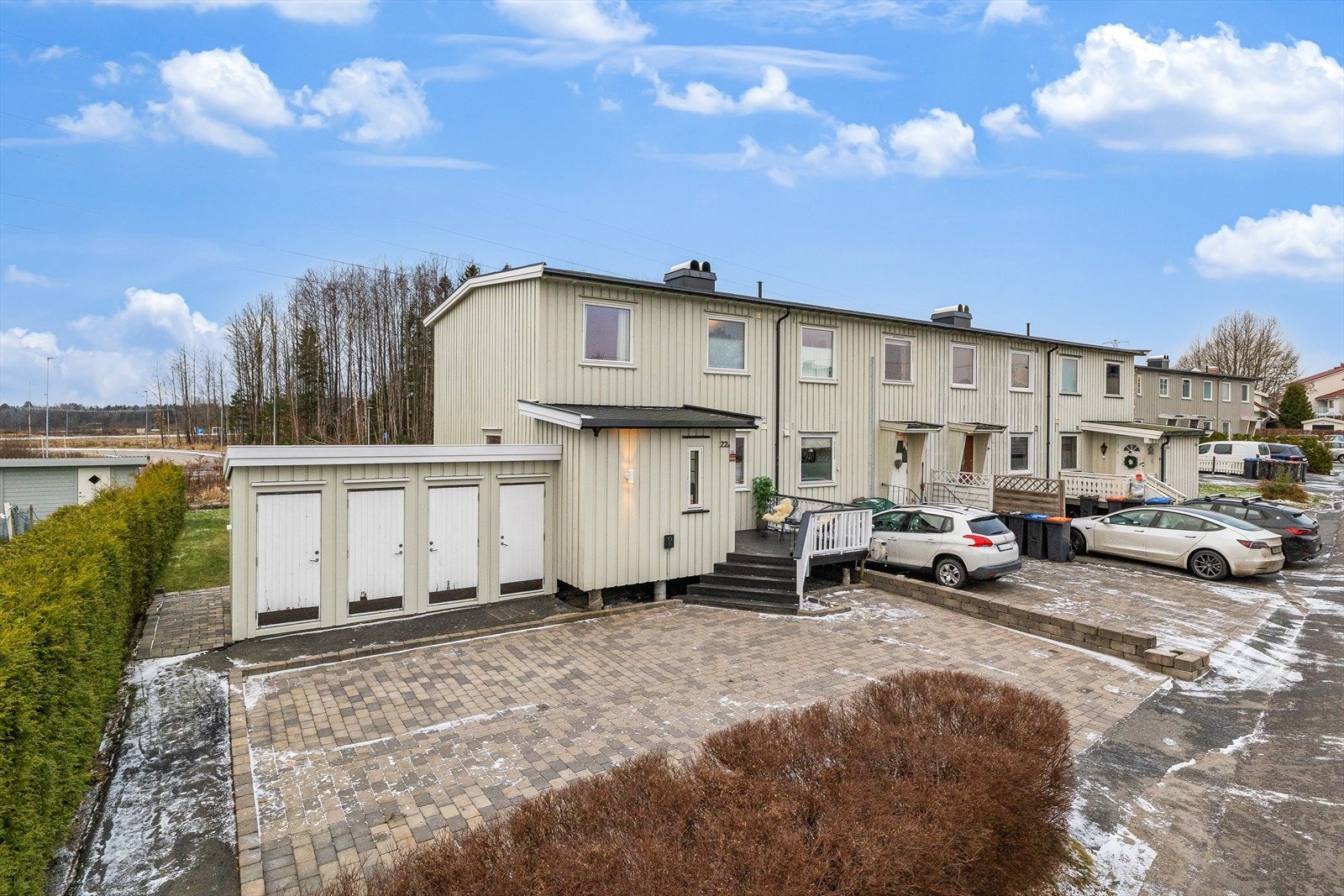 God plass til parkering av flere biler. Galleribilde