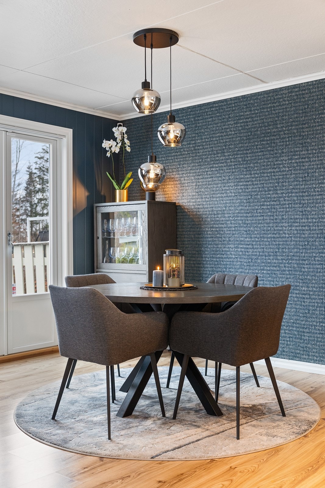 Spisestuens utforming og plassering legger til rette for å kunne ha langbord hvor man kan samle til selskap. Galleribilde