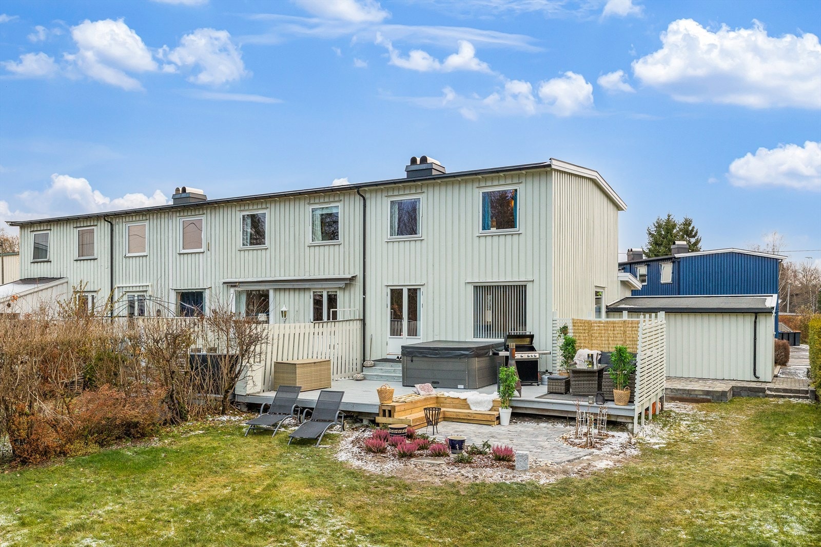 Eiendommen er solrik og dette gjenspeiler seg i eiendommens flotte og ikke minst usjenerte uteplasser. Galleribilde