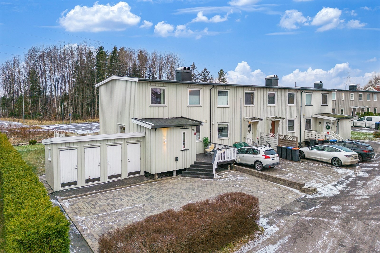 Romslig gårdsplass med beleggningsstein. Galleribilde