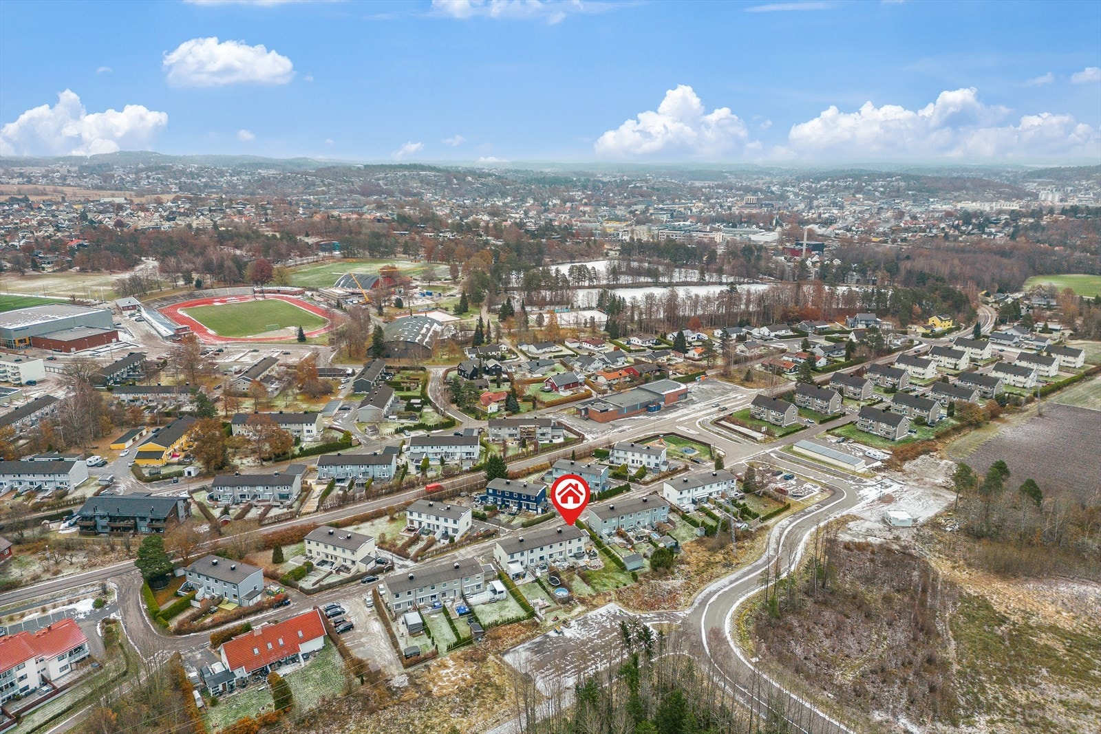 Boligen ligger fint til i et sentralt område med gangavstand til det du måtte trenge i hverdagen. Galleribilde