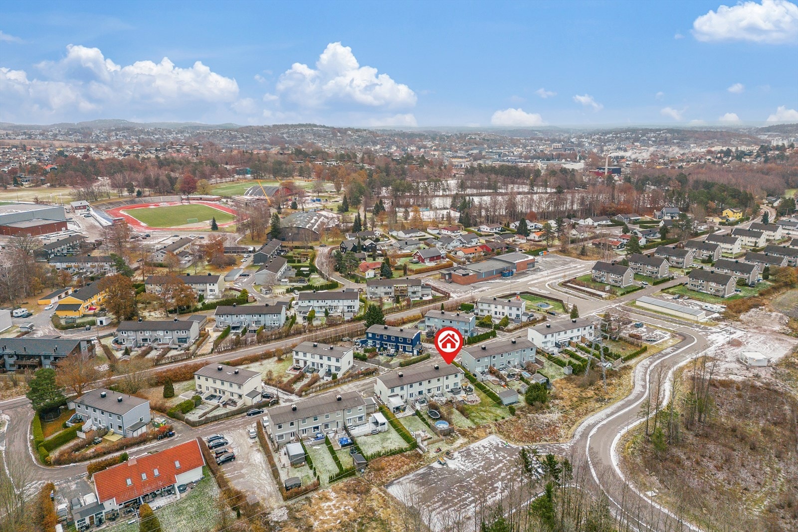 Bugården er kanskje en av Norges beste områder når det gjelder å kunne ha flest mulig fritidsmuligheter innenfor 2 km. radius. Her har man alt. Galleribilde