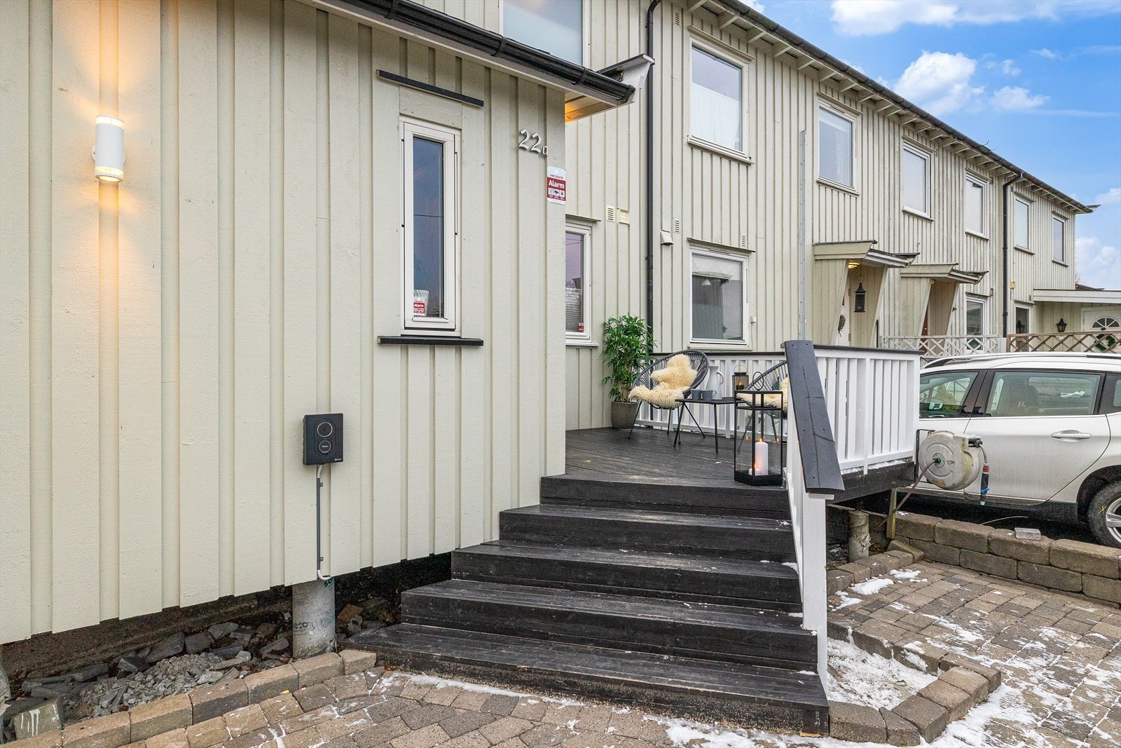Hyggelig inngangsparti med terrasseplatting på 8 kvm. Galleribilde