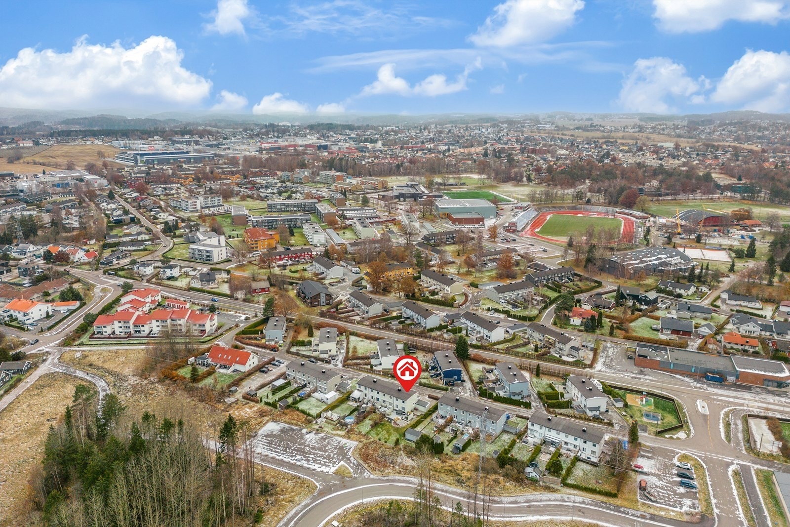 Denne boligen passer til alle aldersgrupper mye på grunn av beliggenheten. Her er det mulighet for de aller yngste til de aller eldste til å skape seg et godt og koselig hjem i et område som har alt. Galleribilde