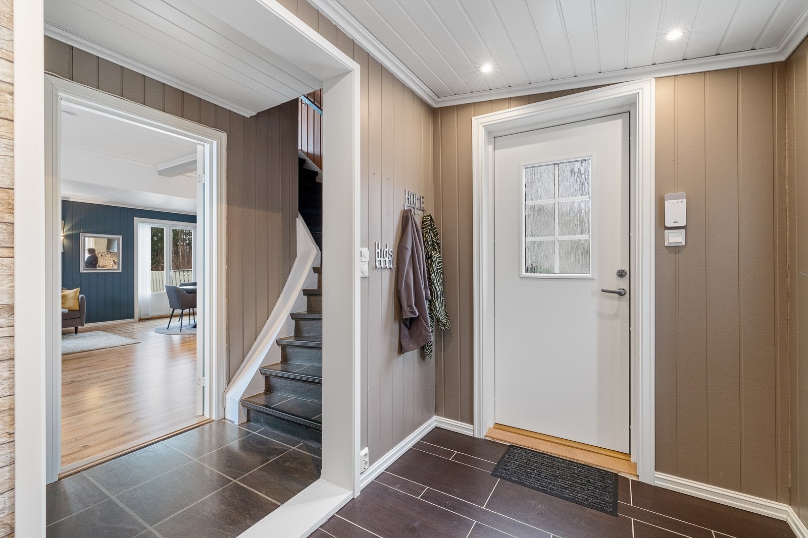 Første med boligen er en lys og delikat entrè. Galleribilde