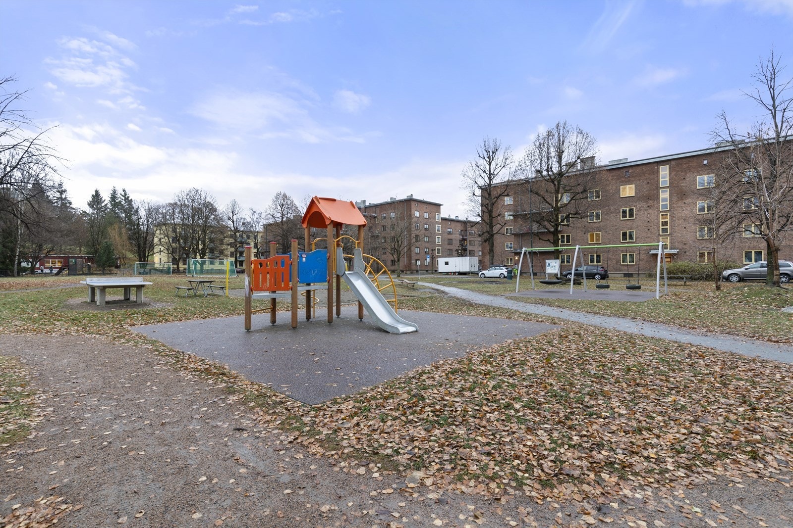 Lekeplass med blant annet fotballbane like ved leiligheten. Galleribilde