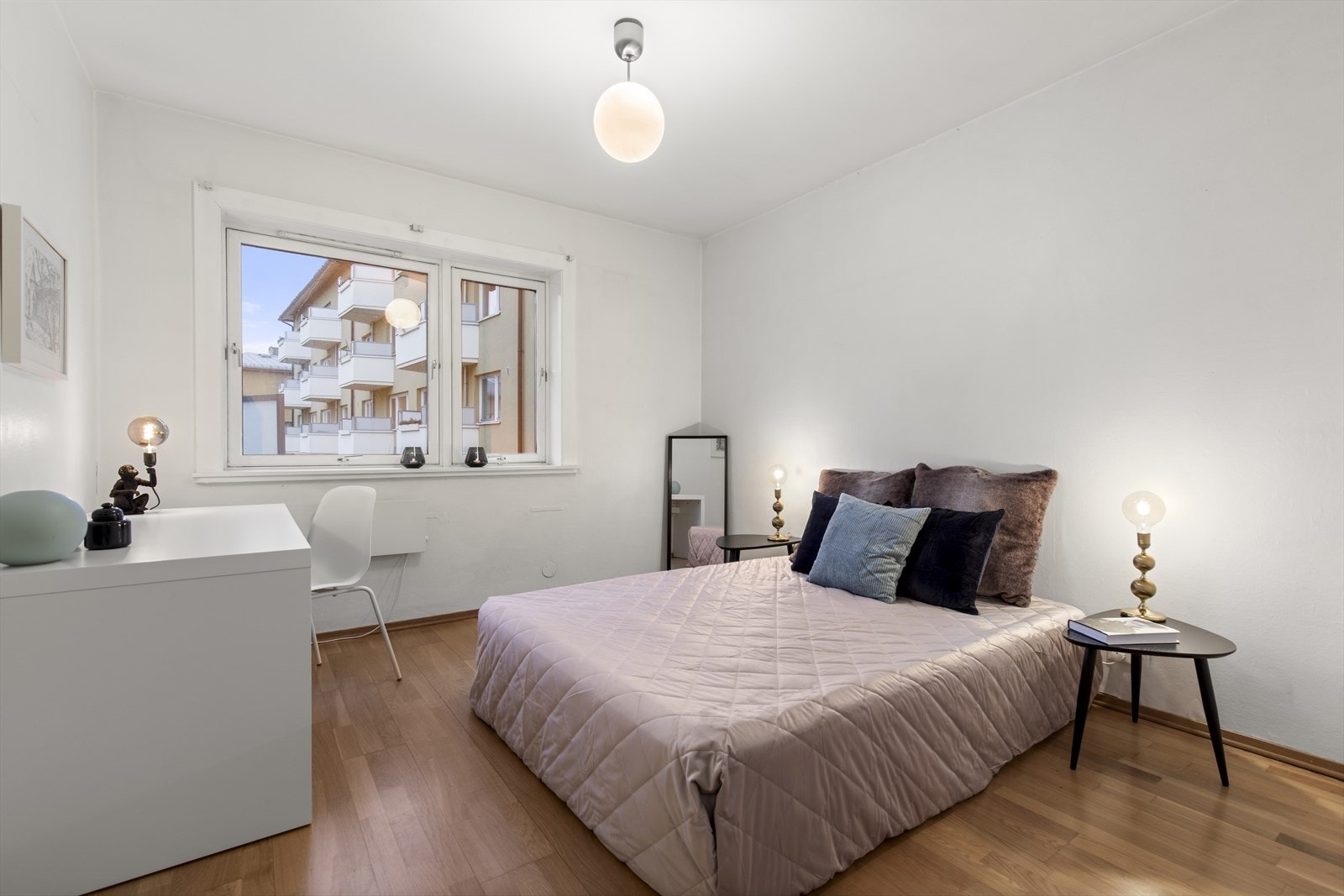 Soverom 1 er meget romslig og har god plass til dobbeltseng m/tilhørende møblement. Galleribilde