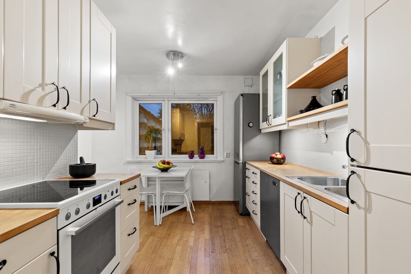 Innbydende og stort kjøkken med plass til spisegruppe innerst. Galleribilde