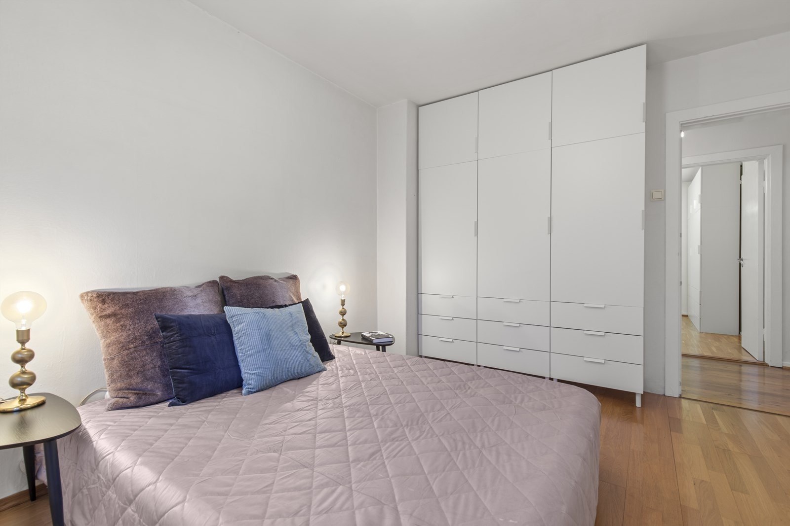 Her er det også god plass til klær i garderobeskap. Galleribilde