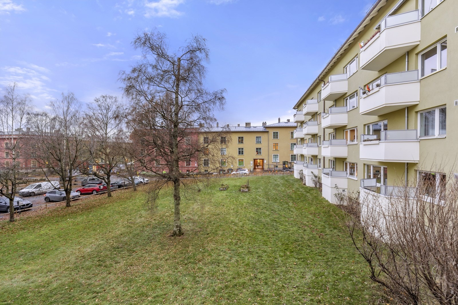 Leiligheten ligger fint til i 2.etasje med balkong som har utsyn over flotte grønne fellesområder. Galleribilde