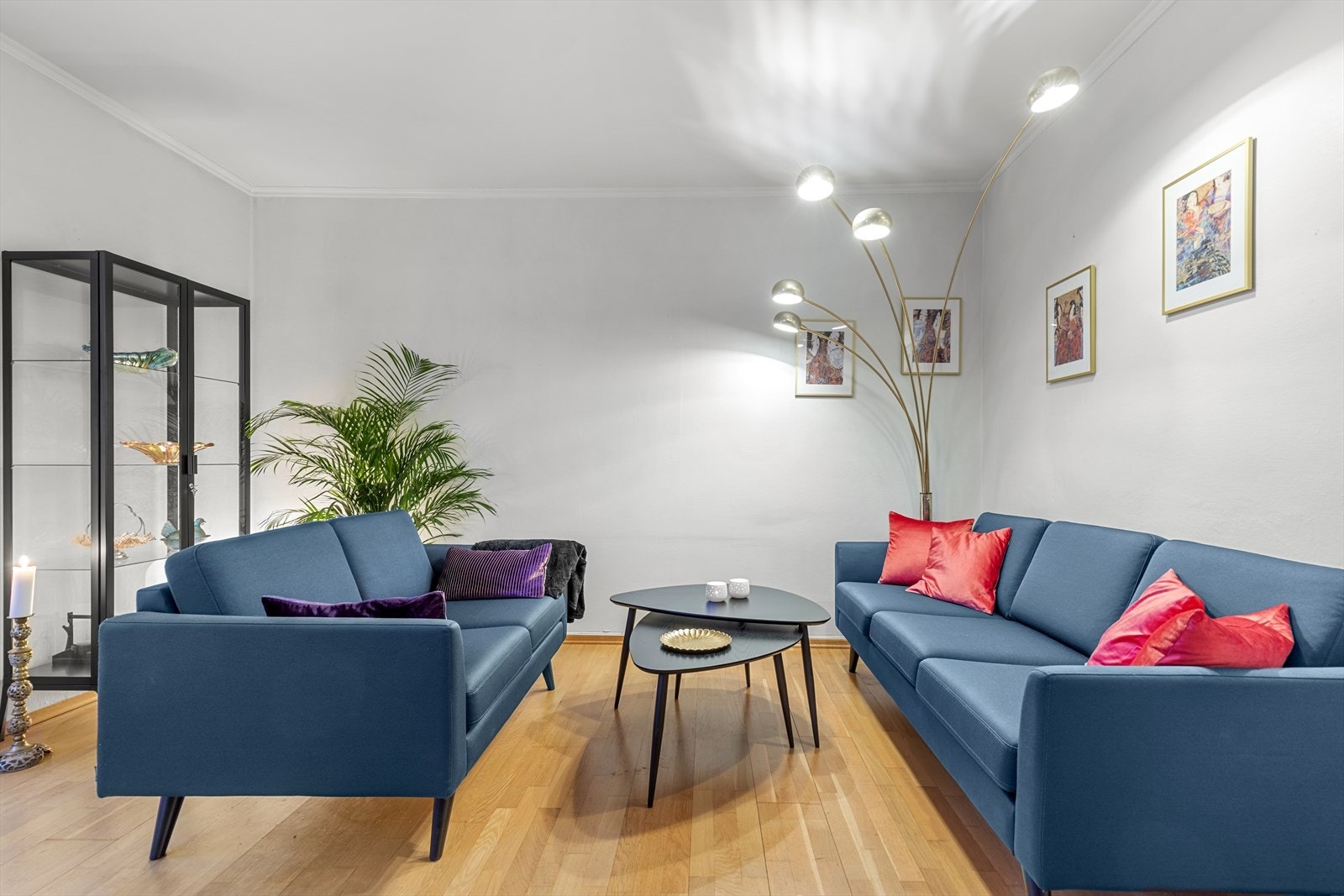 Det er god plass til en hyggelig sofagruppe i stuen. Galleribilde