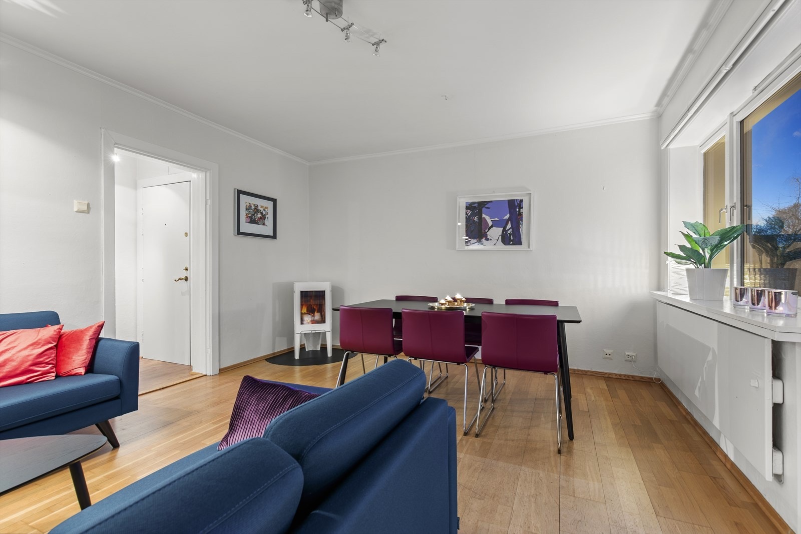 Det er også god plass til en romslig spisegruppe i stuen. Peis kan også benyttes på kalde vinterkvelder. Galleribilde