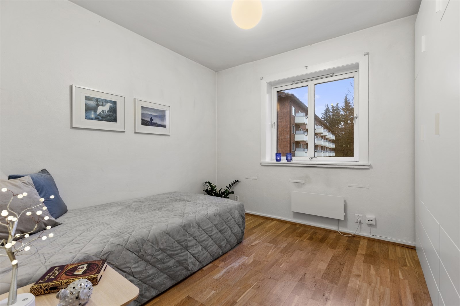 Soverom 2 er også romslig og har god plass til seng med tilhørende møblement. Galleribilde