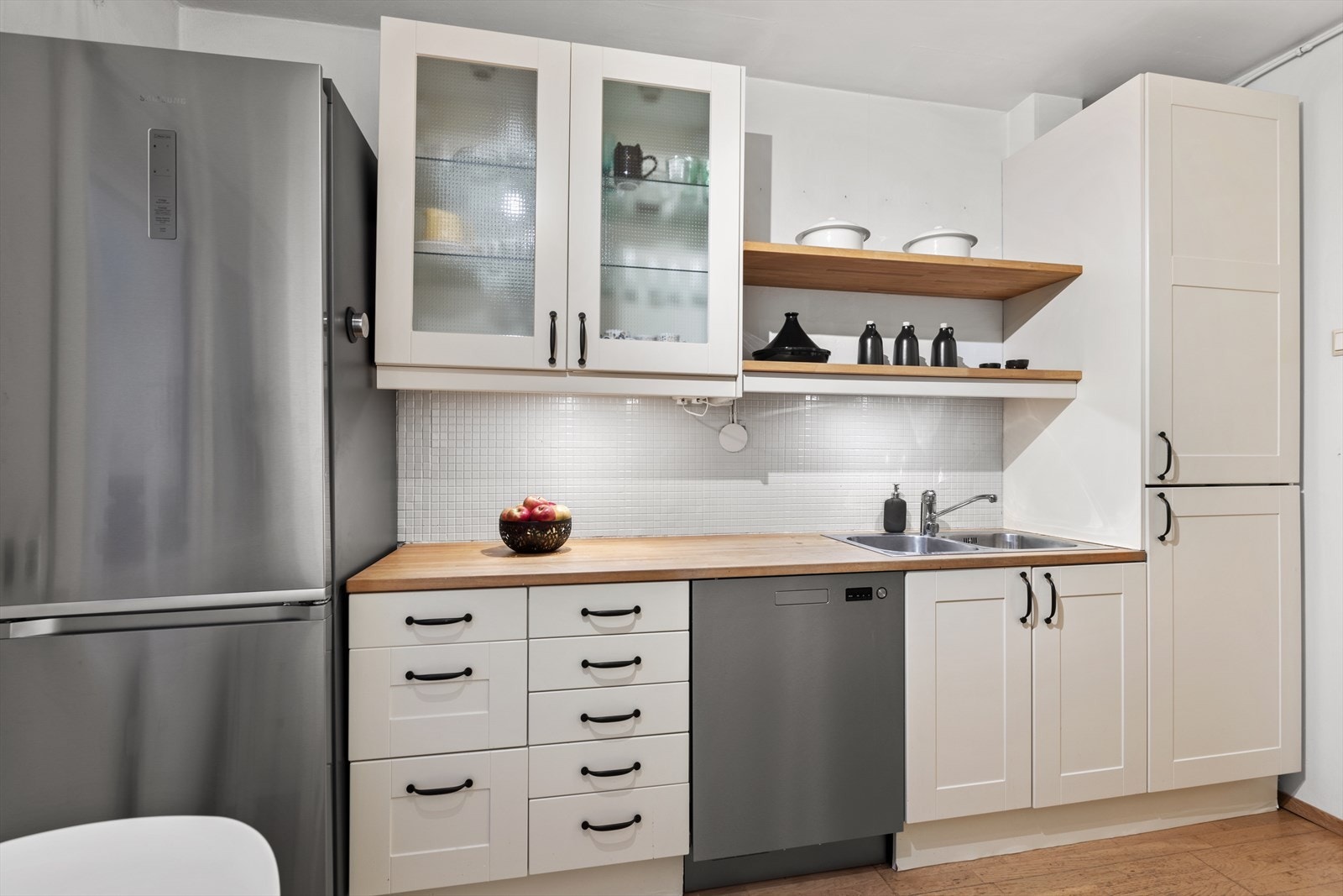 Kjøkkenet har innredning med glatte fronter og benkeplaten er av heltre. Galleribilde