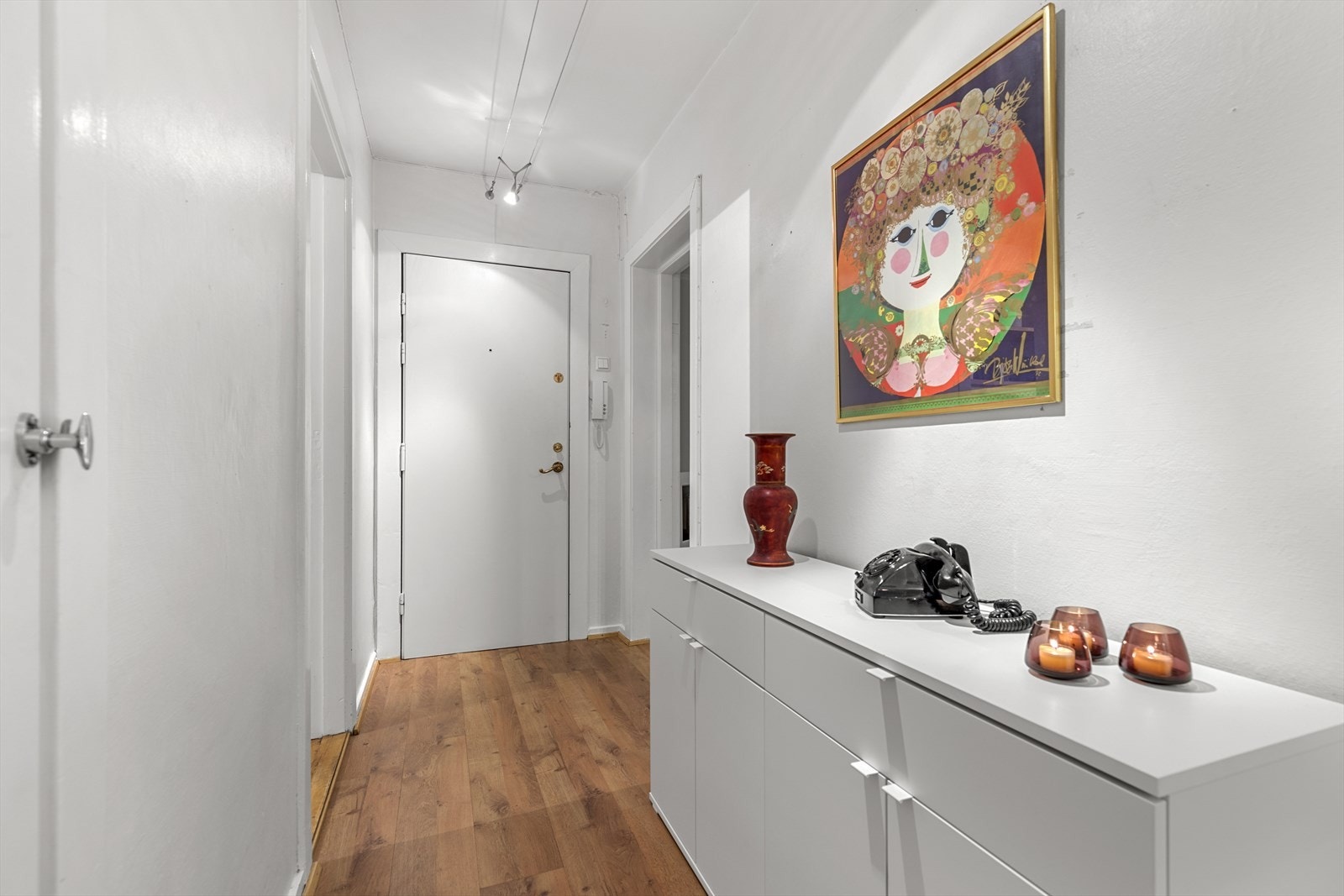 Innbydende entré med plass til å henge fra seg ytterklær og skotøy i garderobeskap. Galleribilde