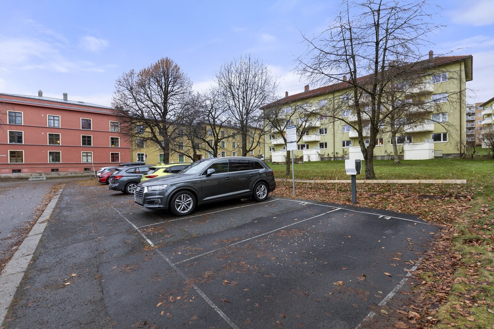 Borettslaget har 116 (27 med elbillader) parkeringsplasser som leies ut til beboerne. Styret i borettslaget fordeler parkeringsplassene etter venteliste. Galleribilde