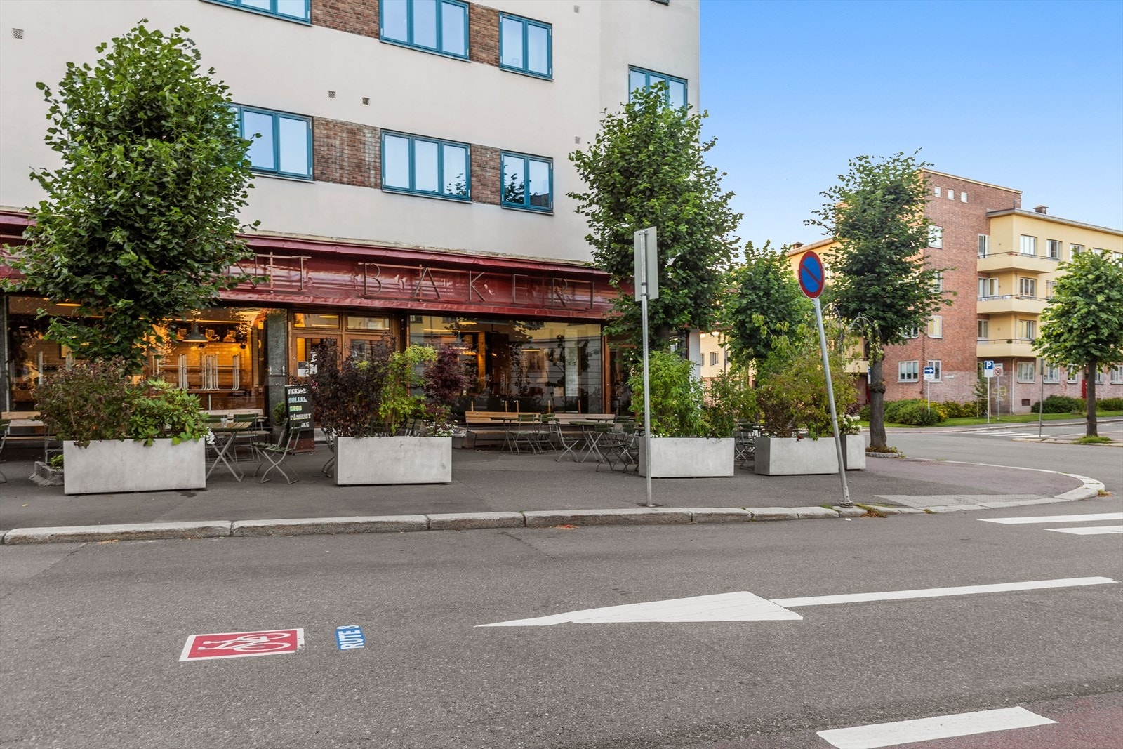 Åpent Bakeri / Loftshus Samvirkelag har du kun få minutter fra leiligheten! Her kan man nyte ferskt bakverk og nydelig pizza! Galleribilde