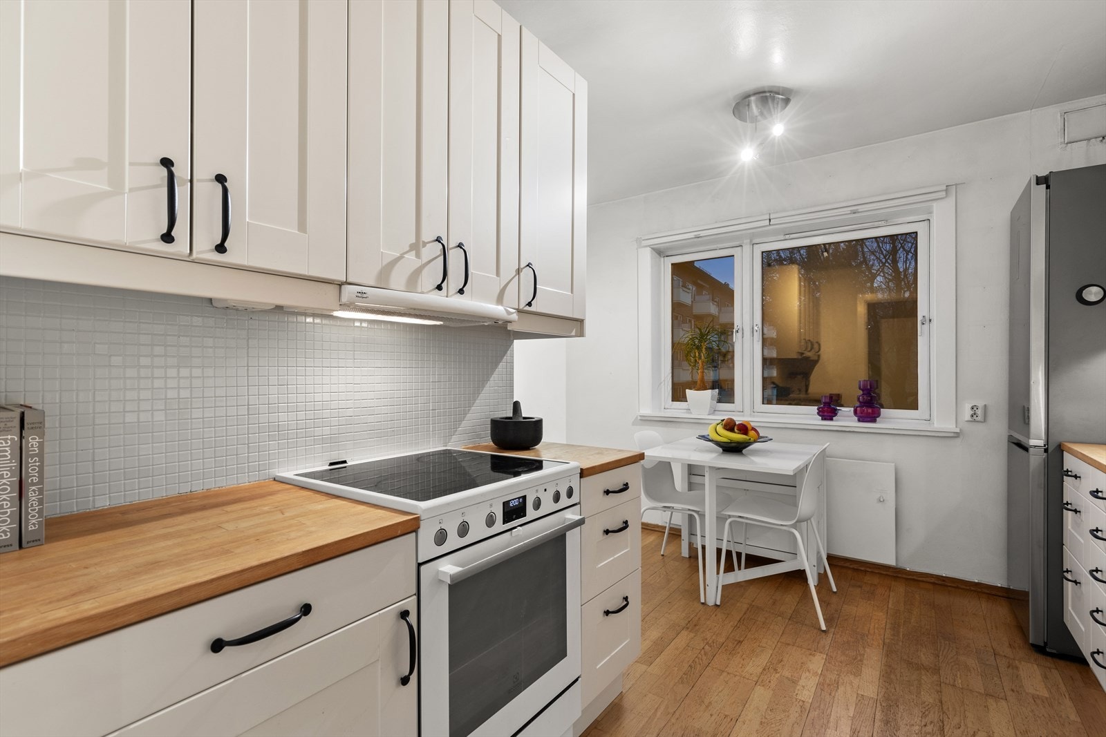 Det er kjøkkenventilator med kullfilter. Galleribilde