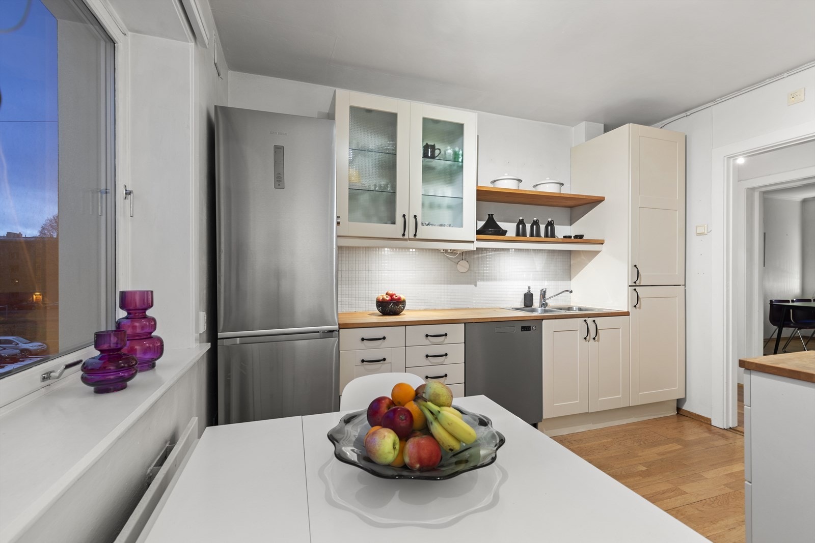 Det er opplegg for oppvaskmaskin og komfyr på kjøkkenet. Galleribilde