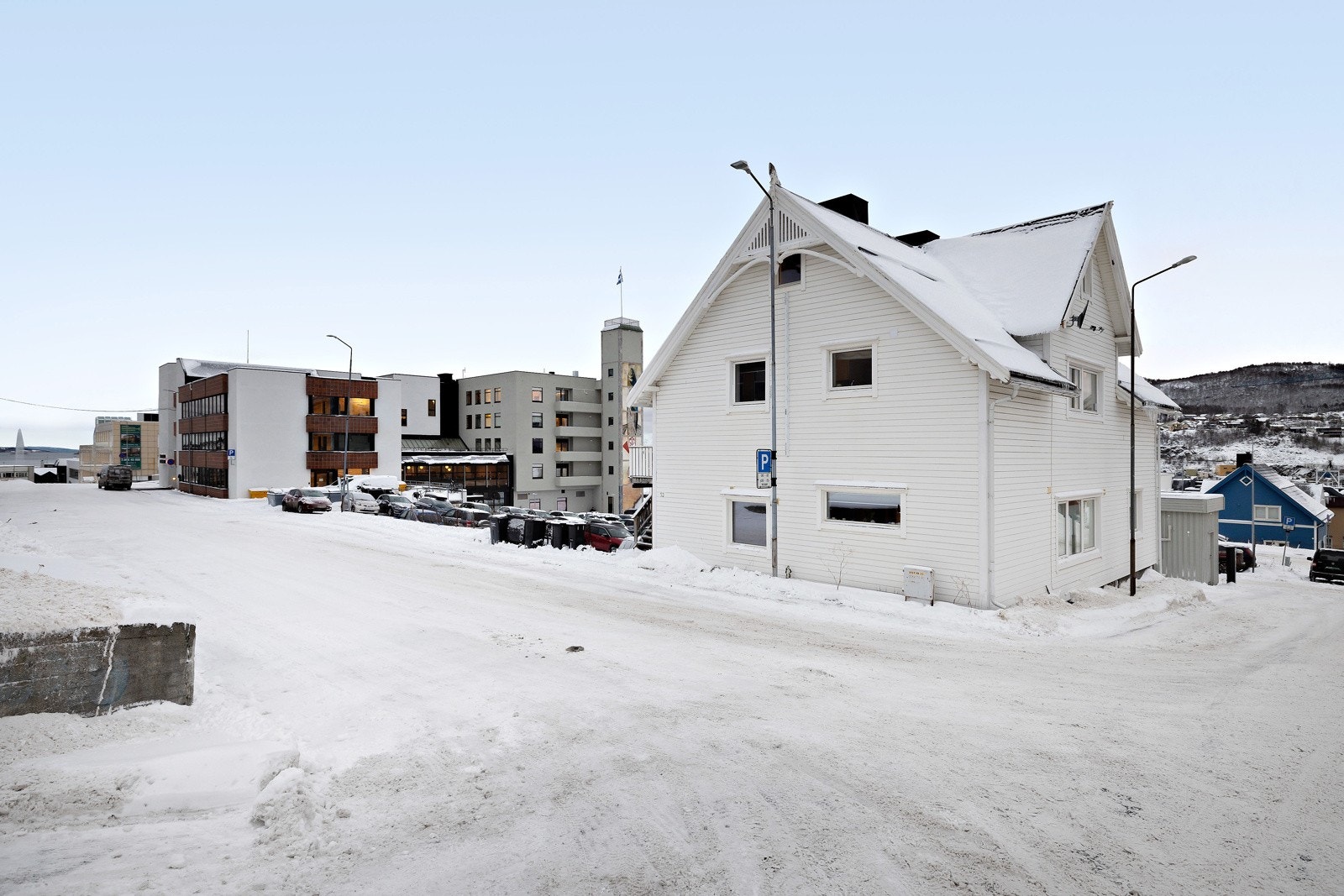 - Leiligheten disponerer flere parkeringsplasser i felles bakgård. Galleribilde