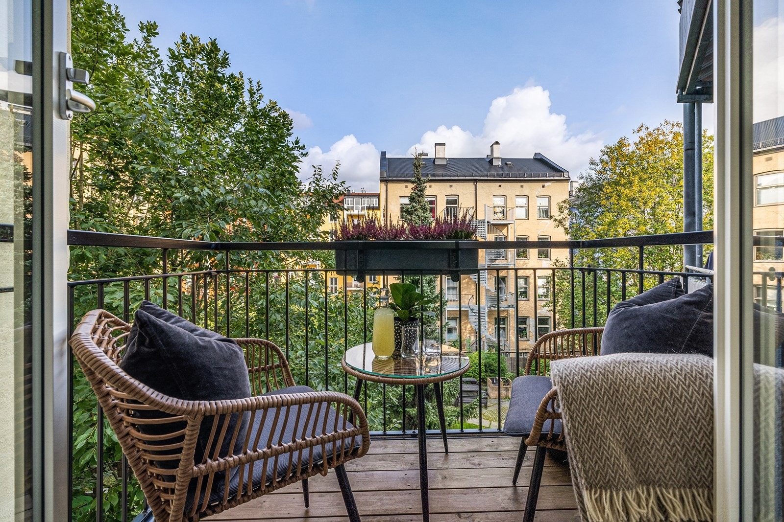 - Den nordøstvendte balkongen på ca. 3 m² vender mot den lukkede og rolige bakgården - Galleribilde