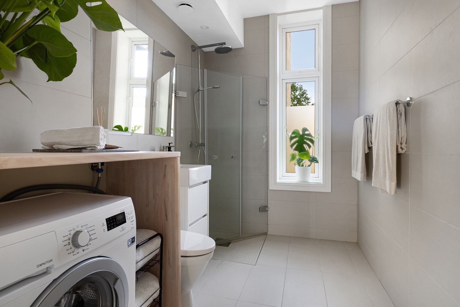 - Badet er romslig og ble rehabilitert i 2017 i regi av tidligere eier - Galleribilde