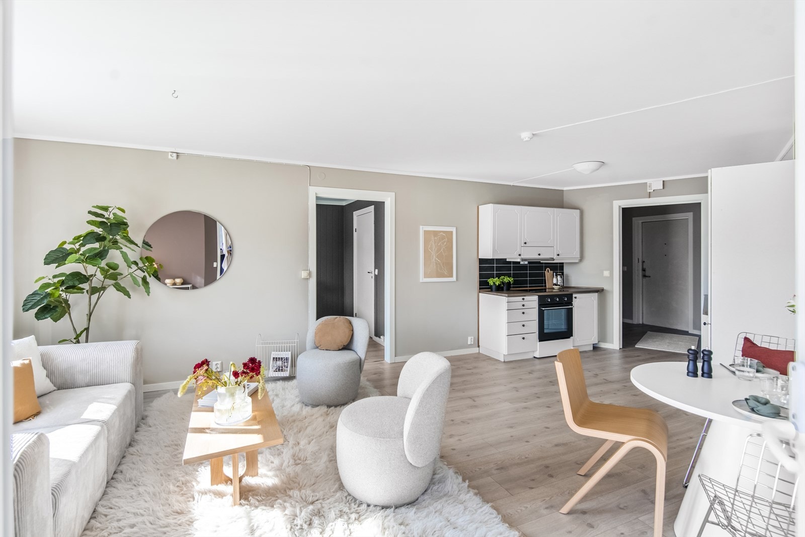 Her er det plass til både sittegruppe og spisebord. Galleribilde