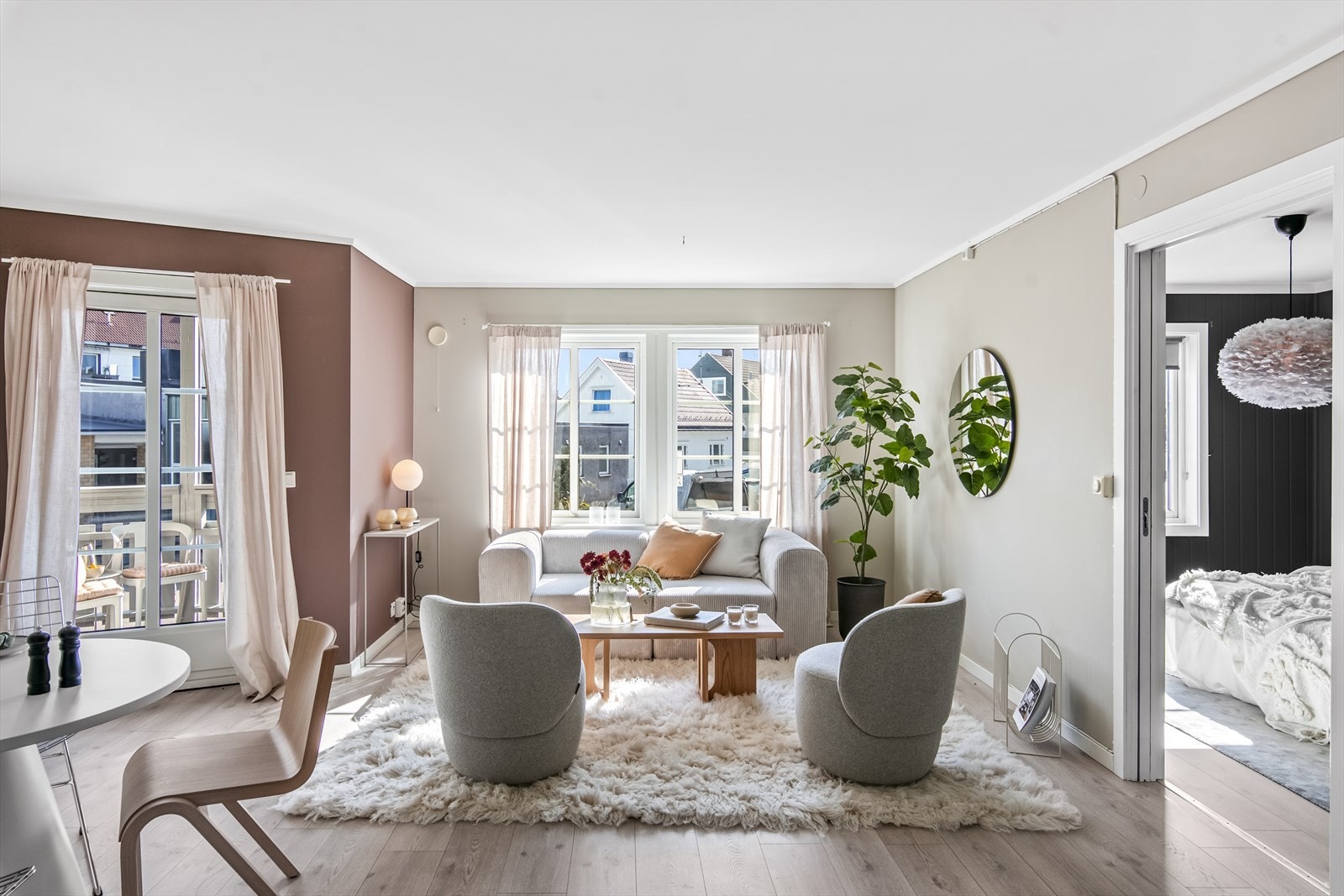Rommene er malt i moderne og fine farger! Gulvene er oppgradert med ny og tiltalende laminat. Galleribilde