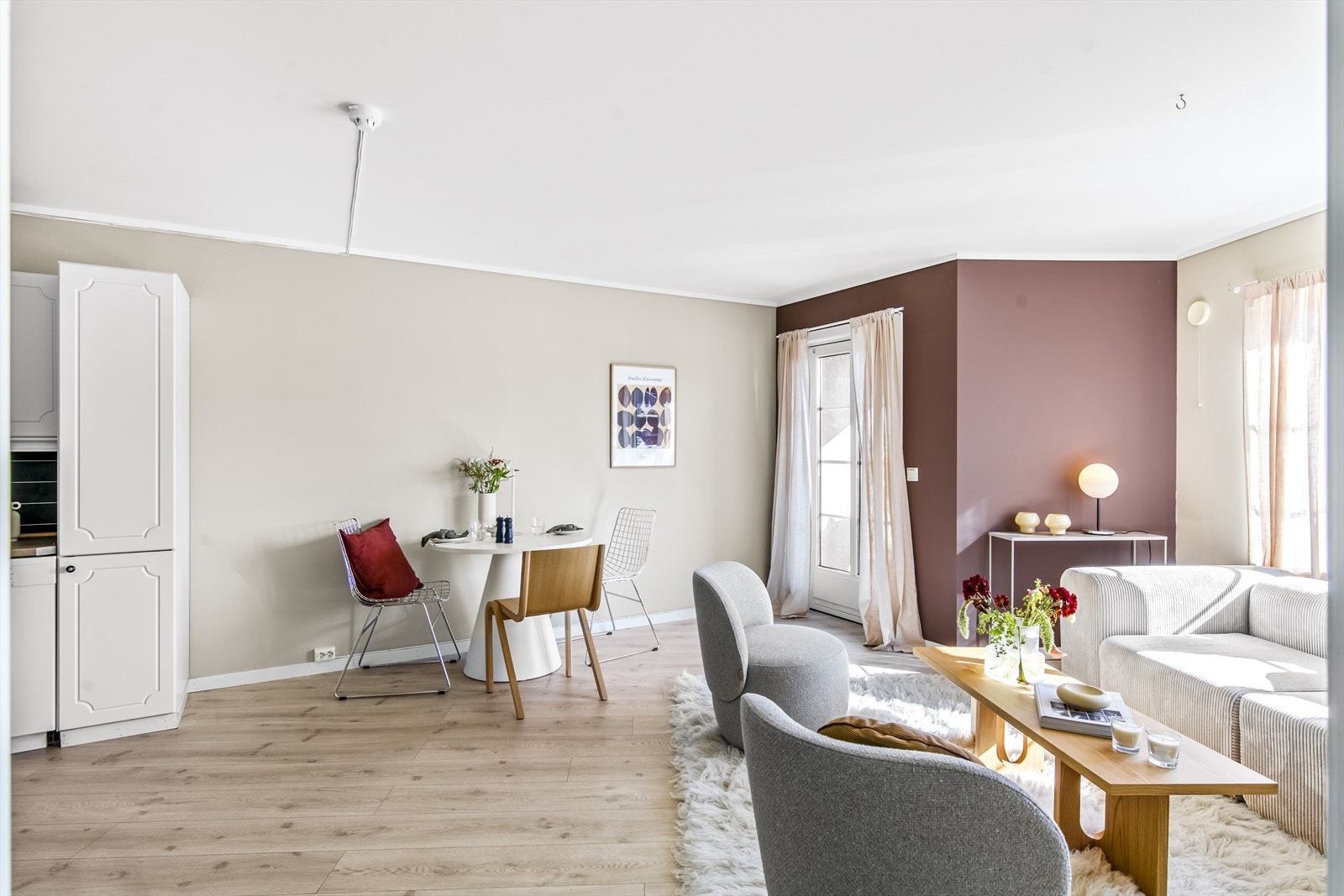 Fra stuen er det også utgang til en koselig, overbygget balkong. Galleribilde