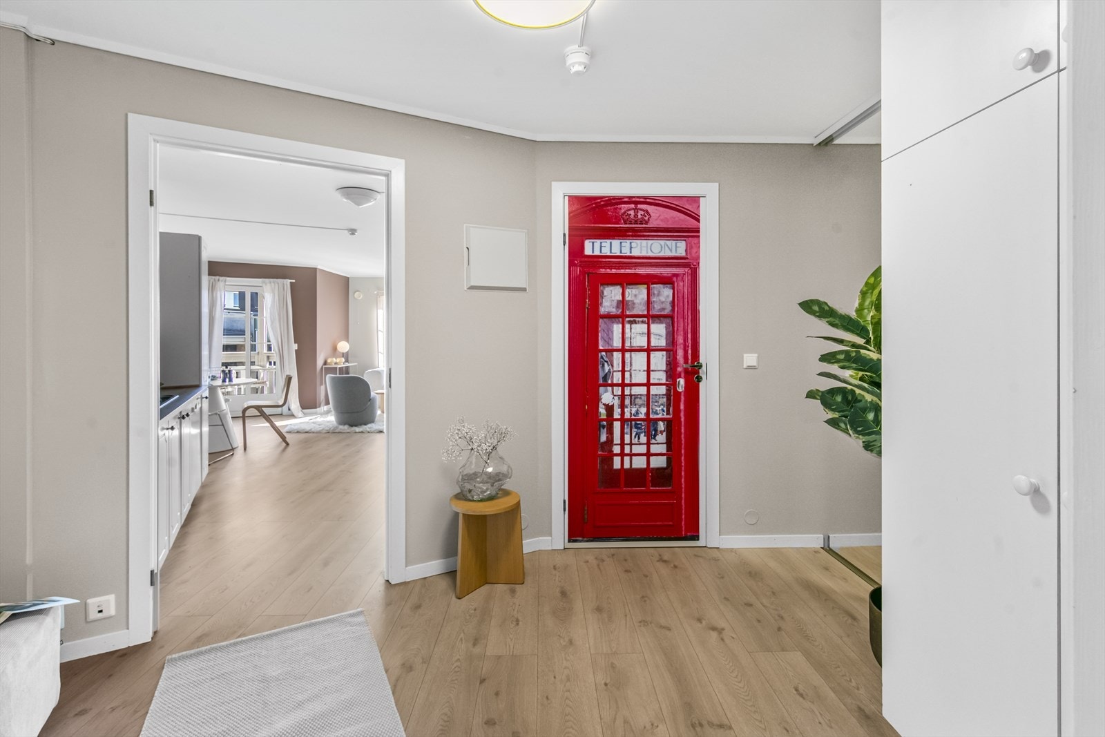 Det er også adkomst til badet fra entreen. Galleribilde