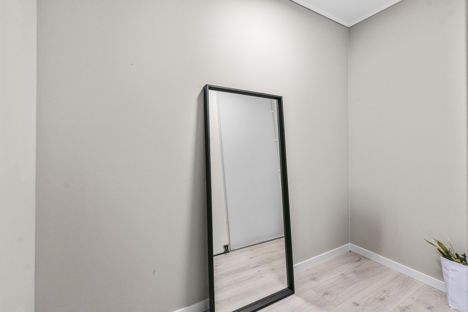 Praktisk bod/garderobe i tilknytning til entreen. I tillegg er det lagringsmuligheter i utvendig bod som ligger rett ved leiligheten. Galleribilde