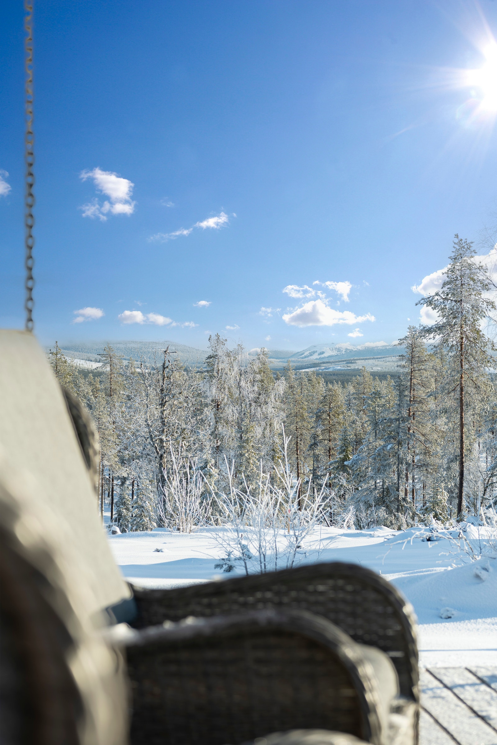 Urørt natur foran hytta og helt bort til Sälenfjellene i bakgrunnen. Man ser litt av alpinbakken Galleribilde