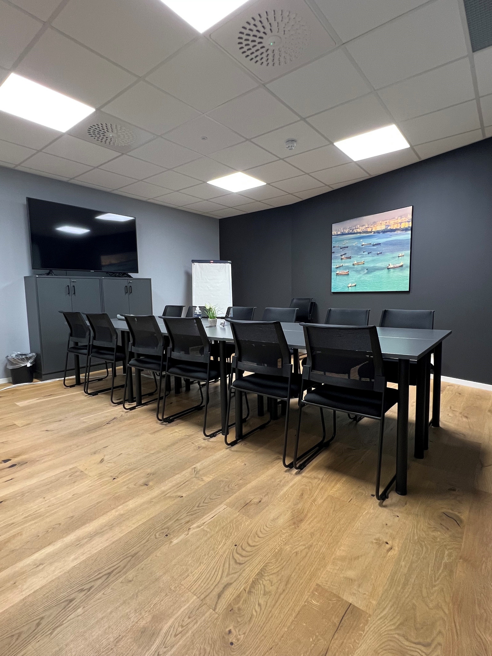 Møterom "Rådhuset" med tavle og skjerm Galleribilde