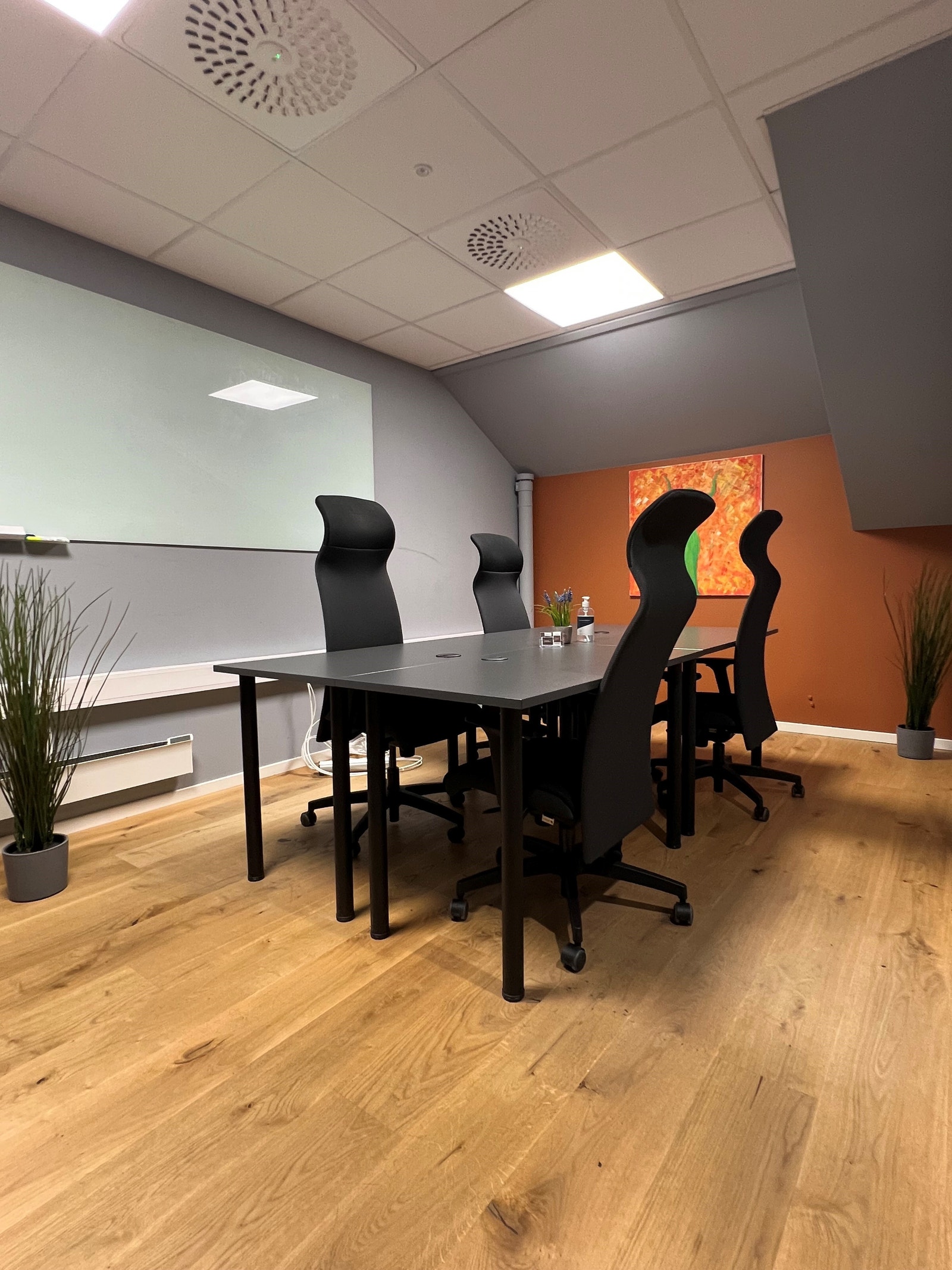 Møterom "Tinghuset" med tavle og skjerm Galleribilde