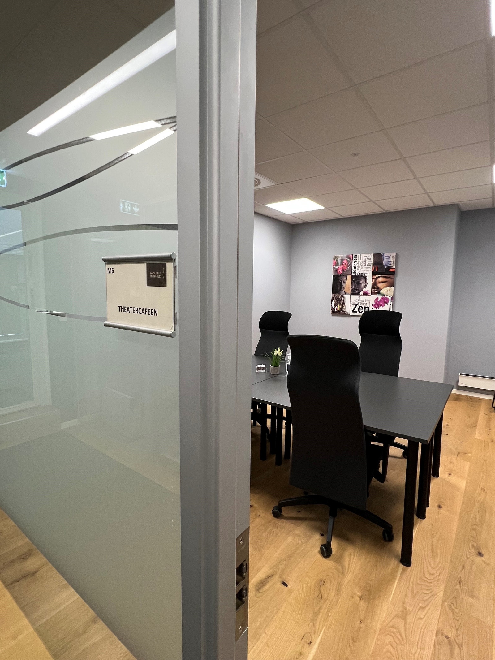 Møterom "Theatercafeen" med tavle og skjerm Galleribilde