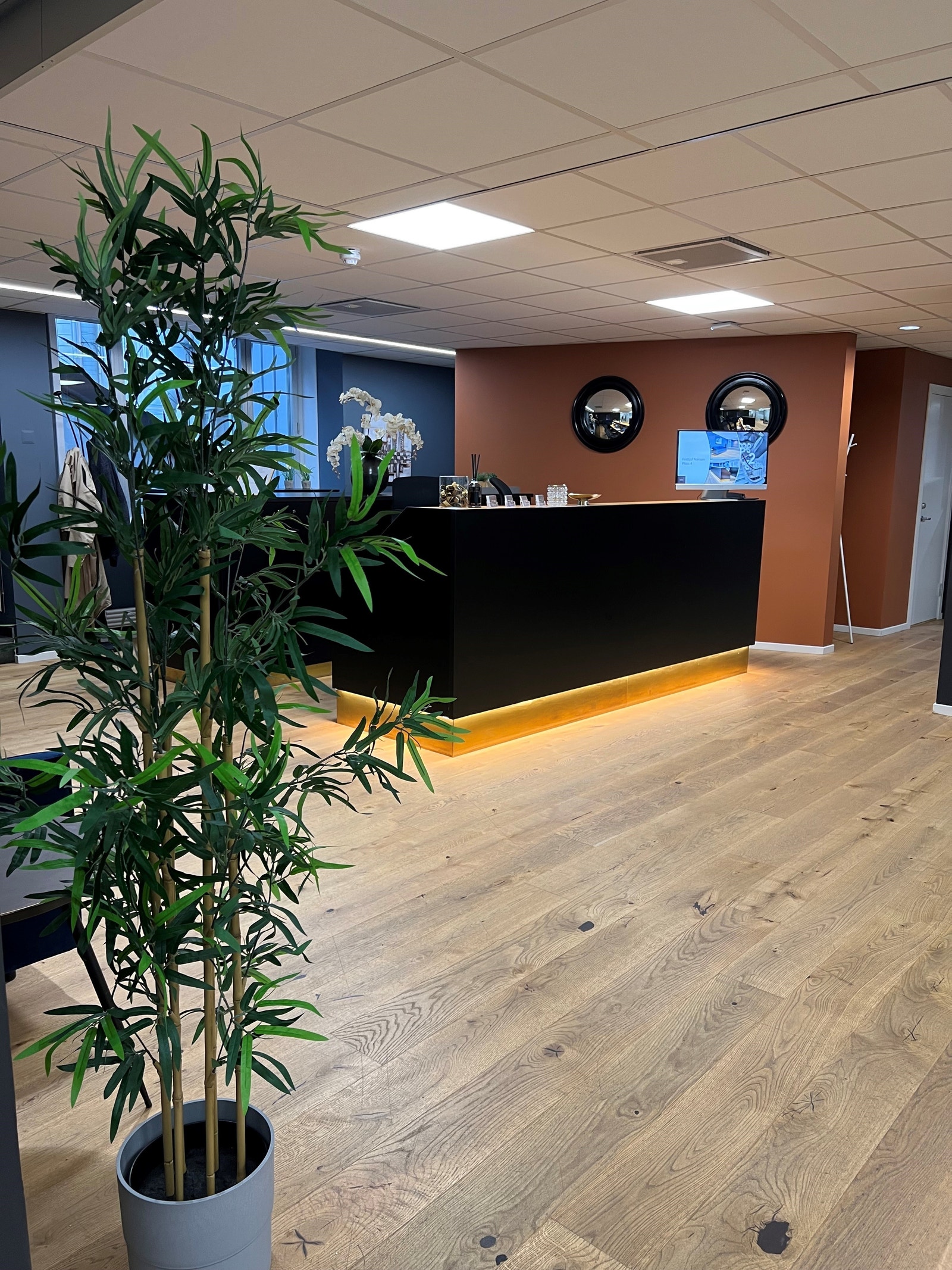 Betjent resepsjon mellom 08-16 hver dag
Vi tar imot dine gjester og bidrar med praktiske oppgaver i løpet av din arbeidsdag. Galleribilde