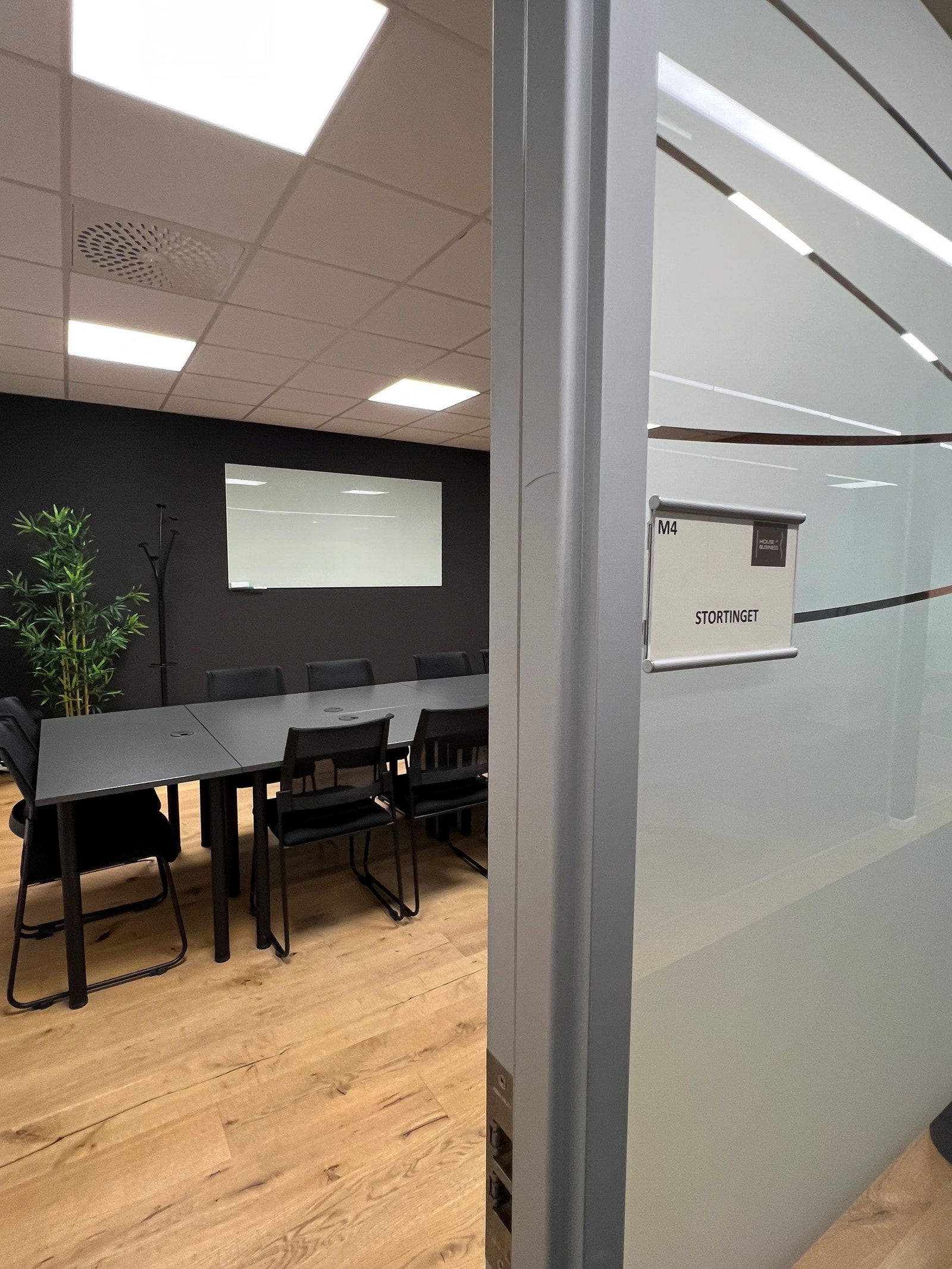 Møterom "Stortinget" med tavle og skjerm. Med mulighet for å åpne opp for å få plass til personalmøte, styremøte eller seminar. Vi tilrettelegger for dine møter. Galleribilde