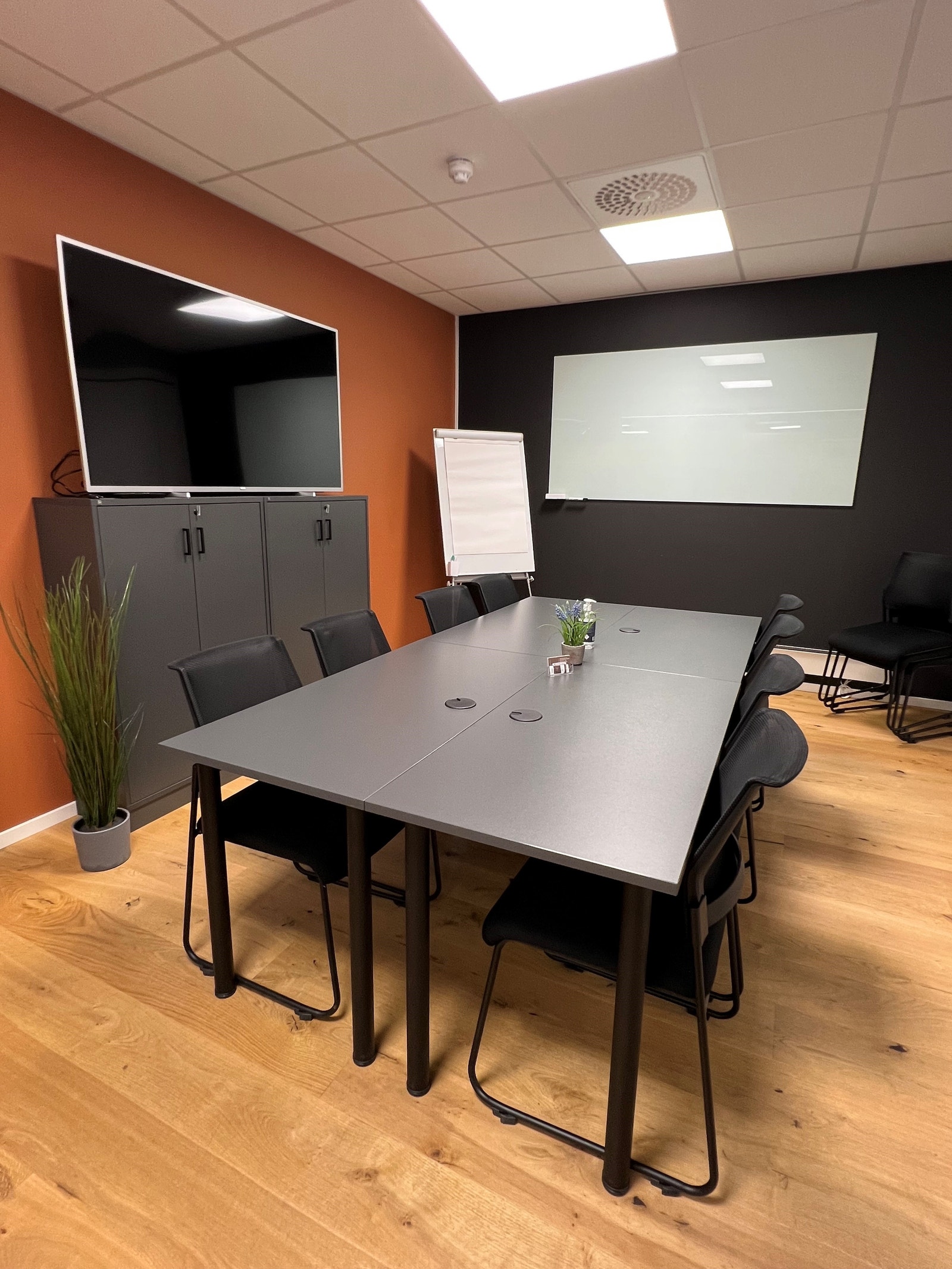 Møterom "Nationaltheatret" med tavle og skjerm Galleribilde