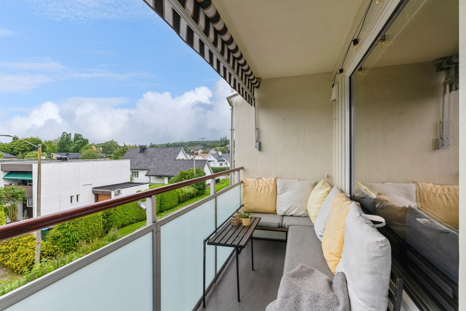 Balkongen ligger sørvestvendt og har gode sol- og utsiktsforhold. Galleribilde