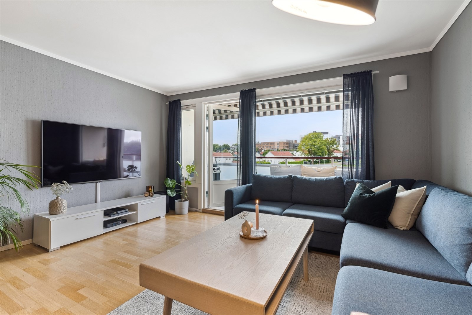 Lys og hyggelig stue. Godt med naturlig lysinnslipp. Galleribilde