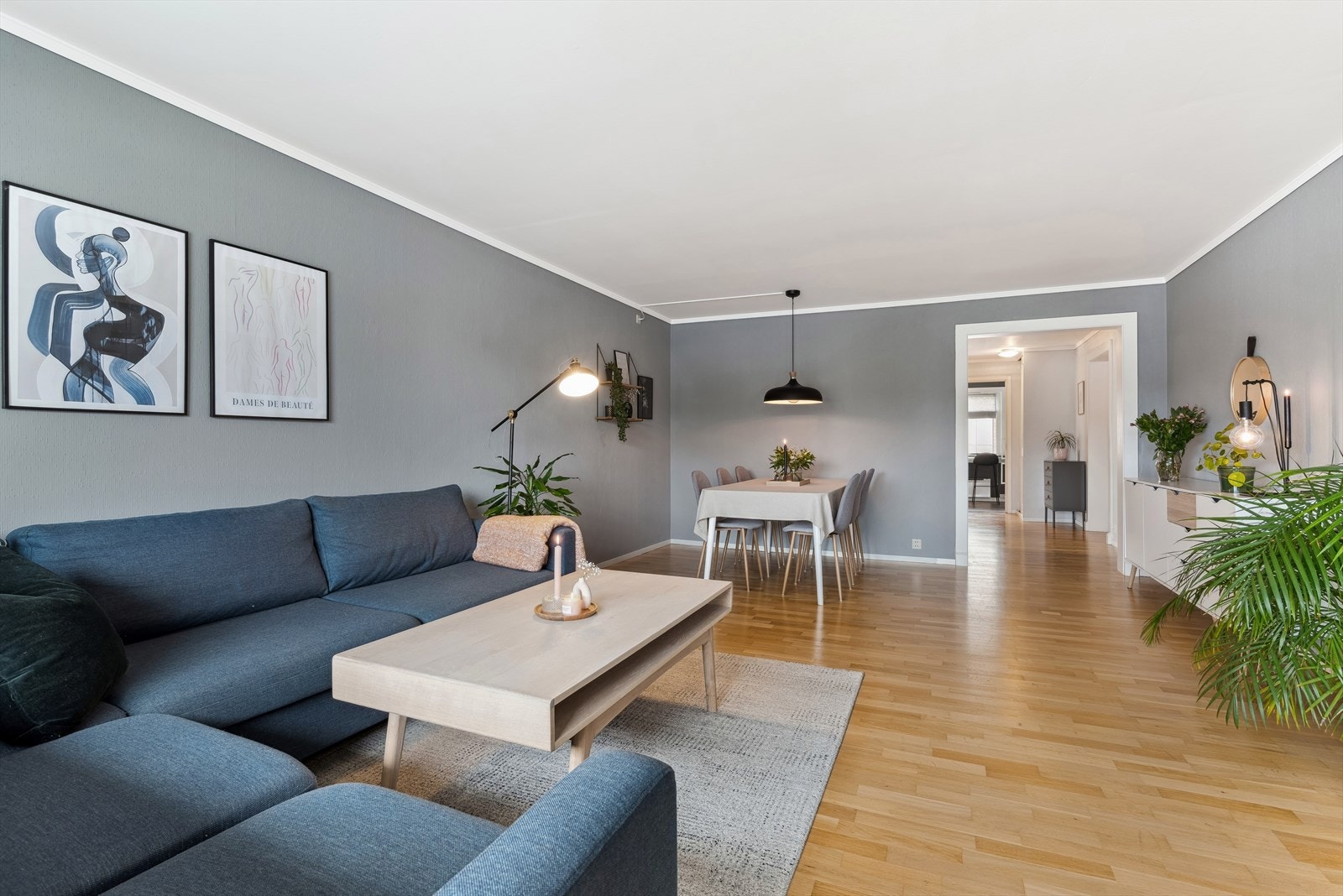 Moderne material- og fargevalg. Vegger og tak ble malt opp i 2018. Galleribilde
