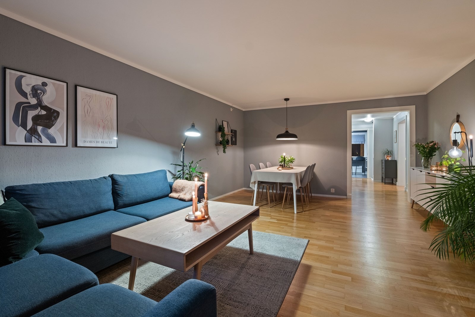 Rommets utforming gir plass for å kunne møblere med både sofa- og spisestuemøblement. Galleribilde