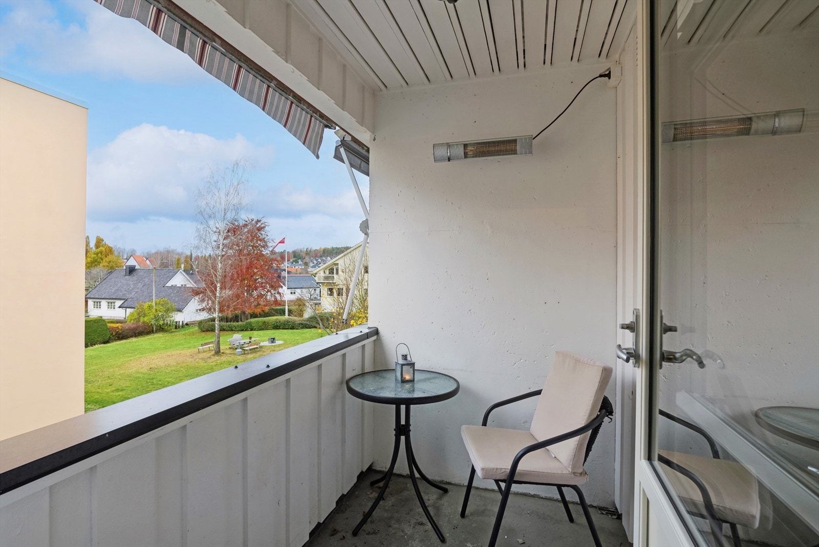 Overbygget balkong med plass for mindre møblement Galleribilde