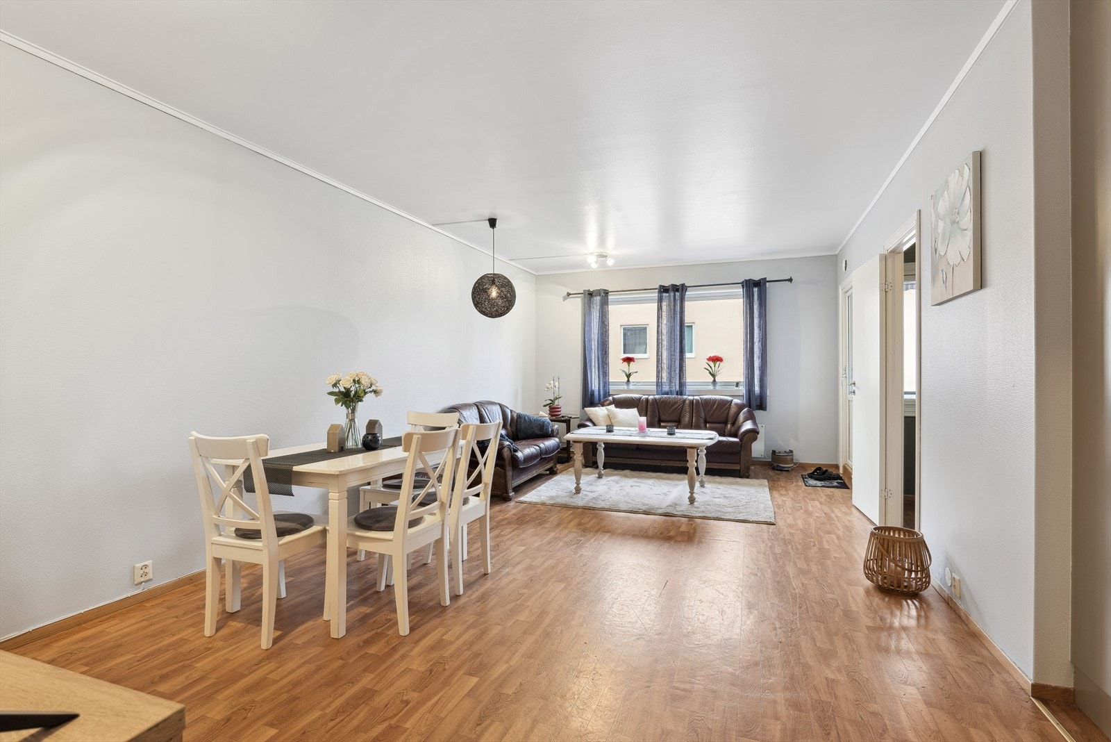 Vi beveger oss inn i en lys og innbydende stue Galleribilde